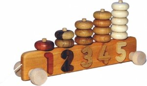 Pyramide mit Rädern und Ziffern, natur - BAJO