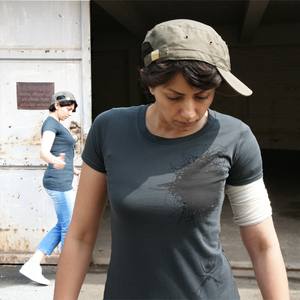 'Spinne und ihr Netz' Frauen-T-SHIRT FAIR TRADE - shop handgedruckt
