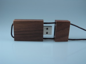 Usb Stick aus Holz, mit Umhängeschlaufe - Vireo