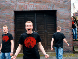 'Roter Mond' Männer-T-SHIRT FAIR TRADE - shop handgedruckt