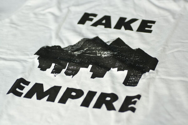 T-Shirt Fake Empire (weiß) - Plain And Black