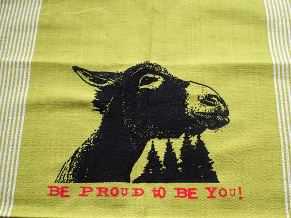 Handgewebtes Fair-Trade-Geschirrtuch 'Be proud to be you!' grün - Hirschkind