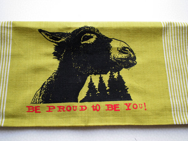 Handgewebtes Fair-Trade-Geschirrtuch 'Be proud to be you!' grün - Hirschkind