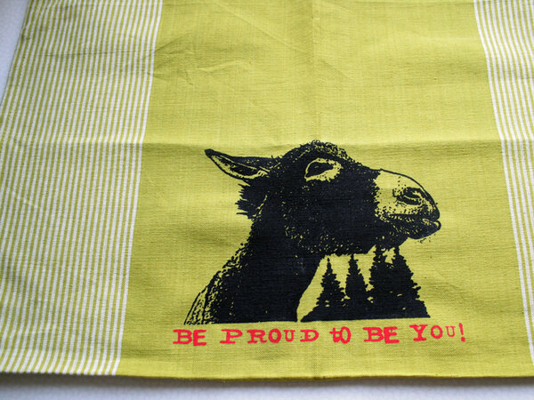 Handgewebtes Fair-Trade-Geschirrtuch 'Be proud to be you!' grün - Hirschkind