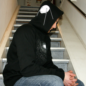 'Vernetzt im All' Männer HOODIE FAIR WAER - shop handgedruckt