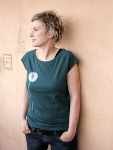 Shirt 'weiße Pusteblume' auf Tannengrün - Hirschkind