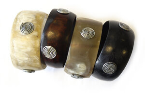 Afrikanische Armreifen aus recyceltem Horn - Preciosa