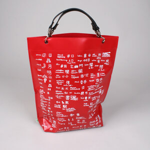 Henkeltasche aus LKW-Plane 'Schriftzeichen' rot - werkstatt-design